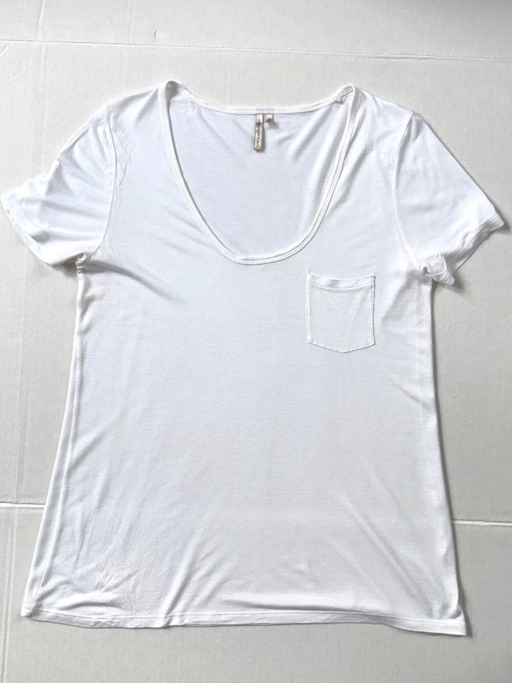 Banana Republic Women's White Scoop-Neck T-Shirt with Pocket - Size Large